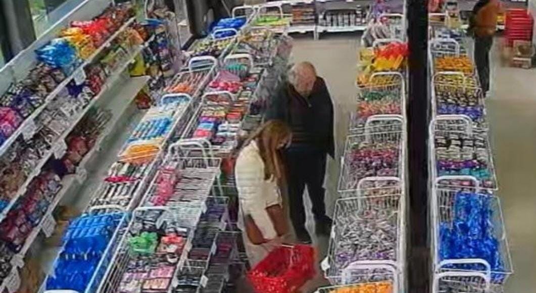 Se les cayó plata mientras compraban en un conocido comercio de Funes y ahora los buscan para devolvérsela